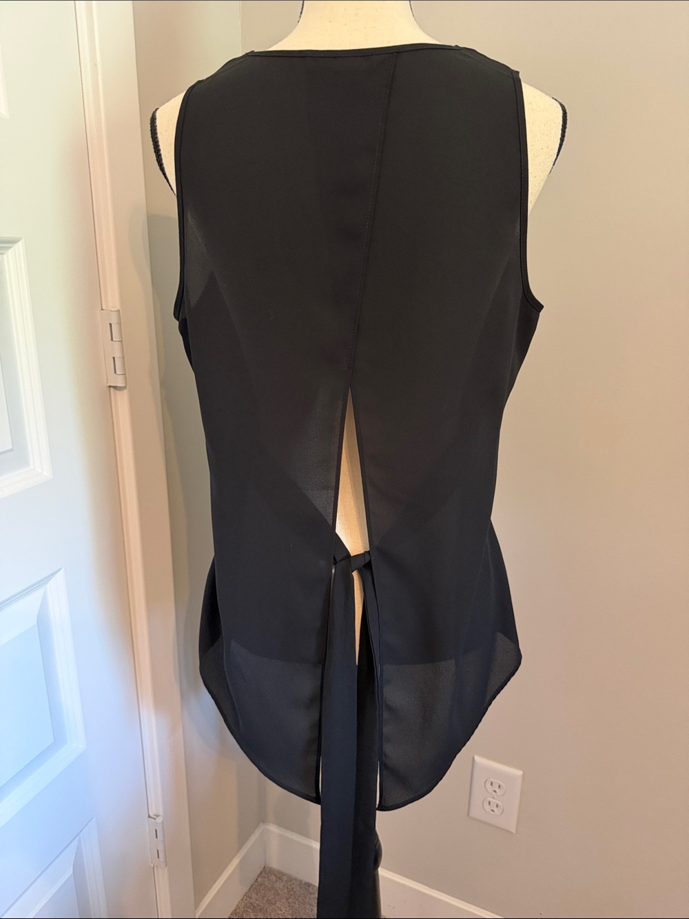 Express Black V-Neck Sleeveless Cami Top - Picture 4 of 7
